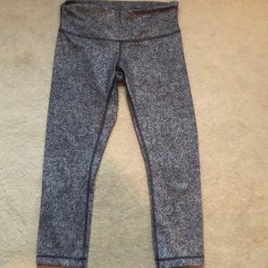 Cropped lululemon, medium rise leggings.